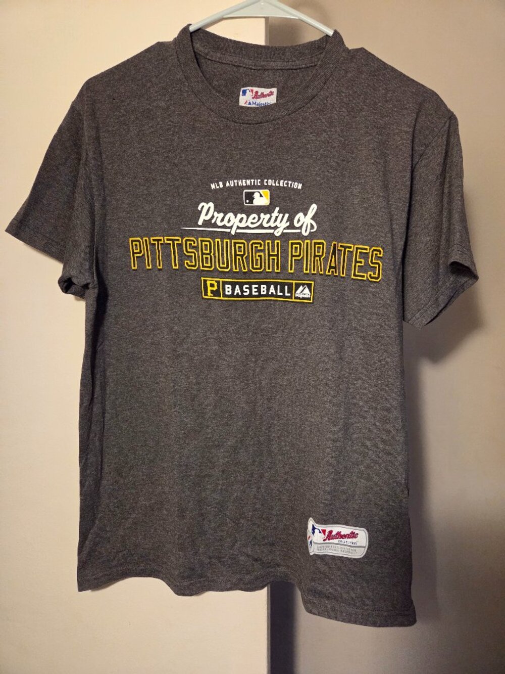 Mens size medium T-shirt MLB